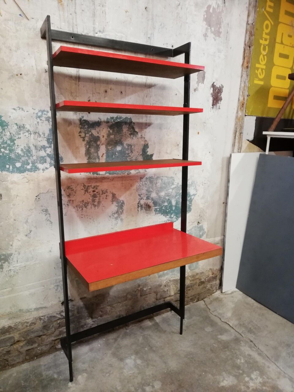 Office module with 50s shelves