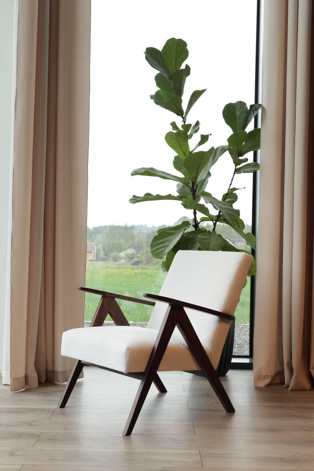 Fauteuil en tissu bouclette blanc et bois, milieu XXème