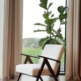 Fauteuil en tissu bouclette blanc et bois, milieu XXème
