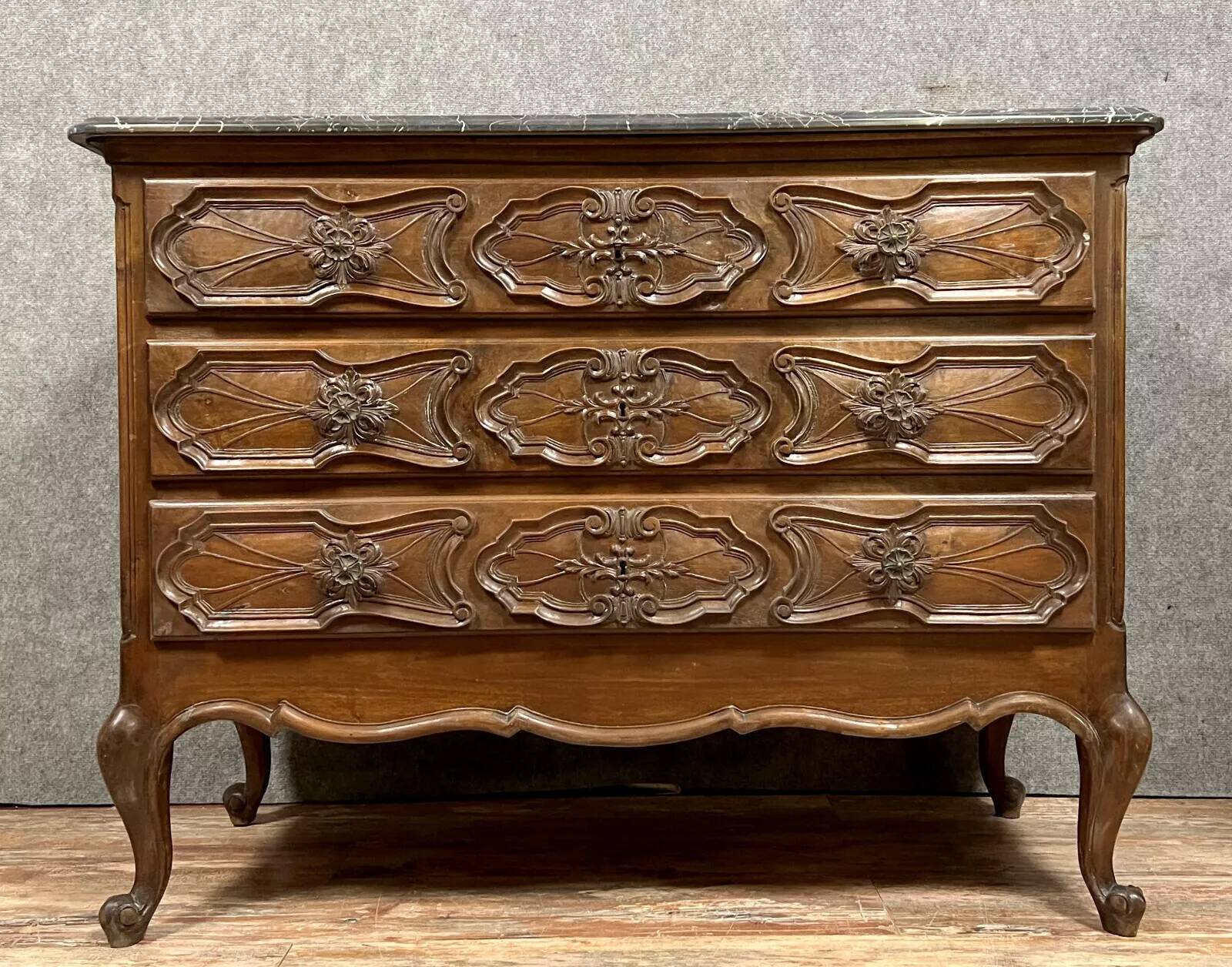 Commode Louis XV Baroque en noyer massif vers 1850-1880