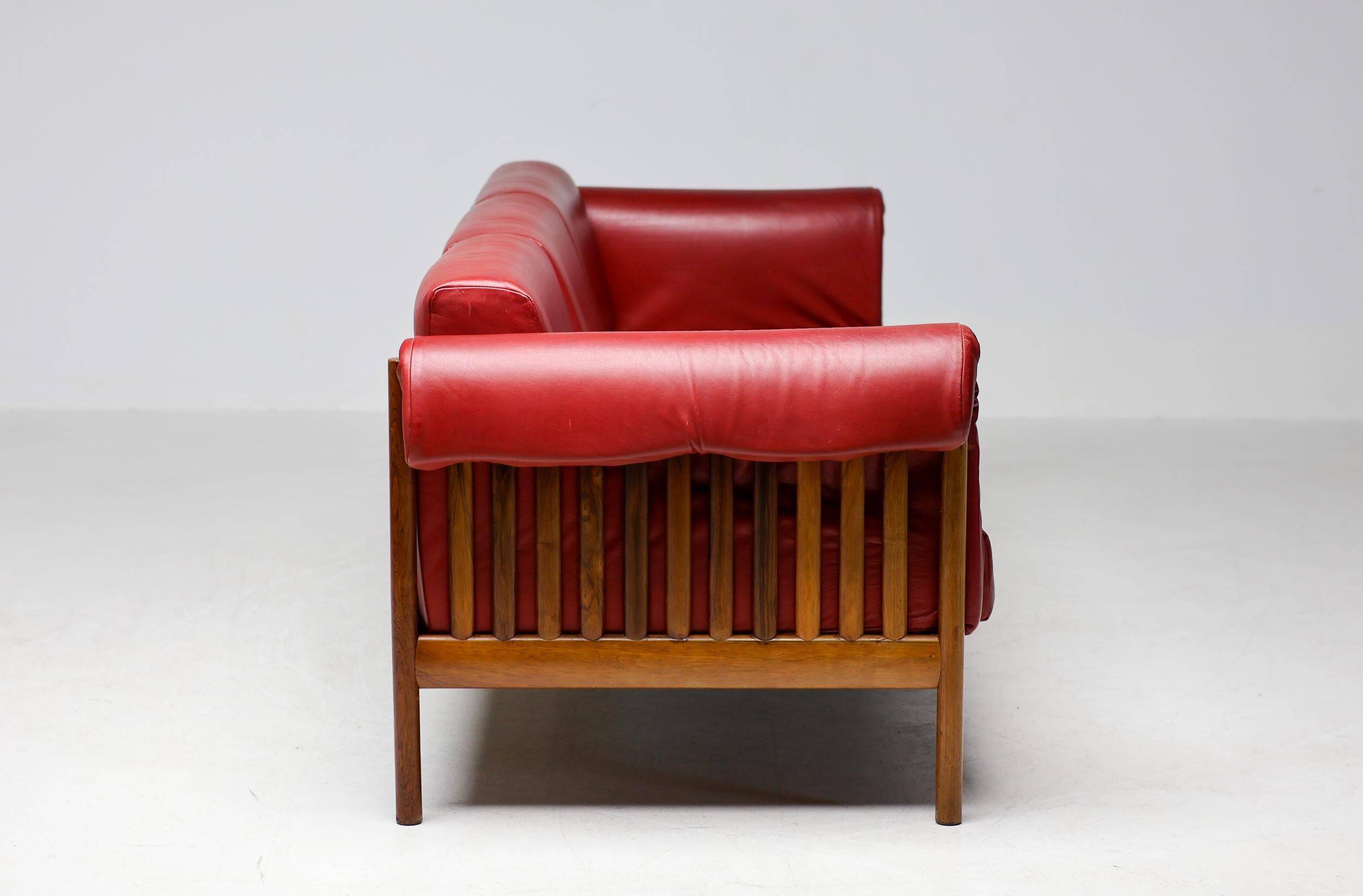 Johannes Andersen modern mid-century Danish canapé in rosewood and burgundy leather
