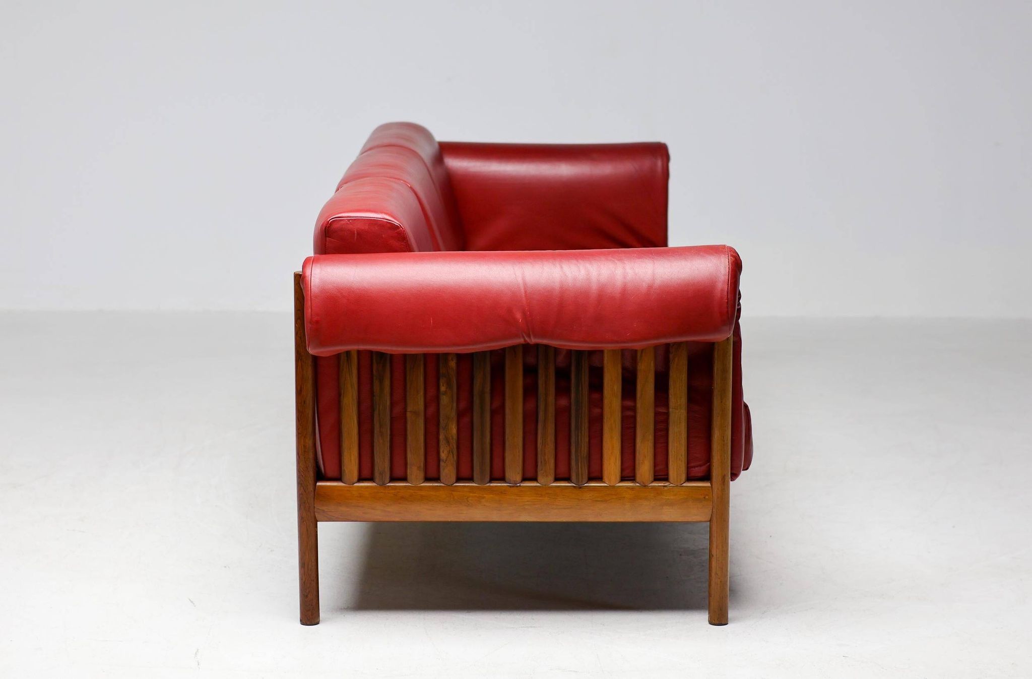 Johannes Andersen modern mid-century Danish canapé in rosewood and burgundy leather