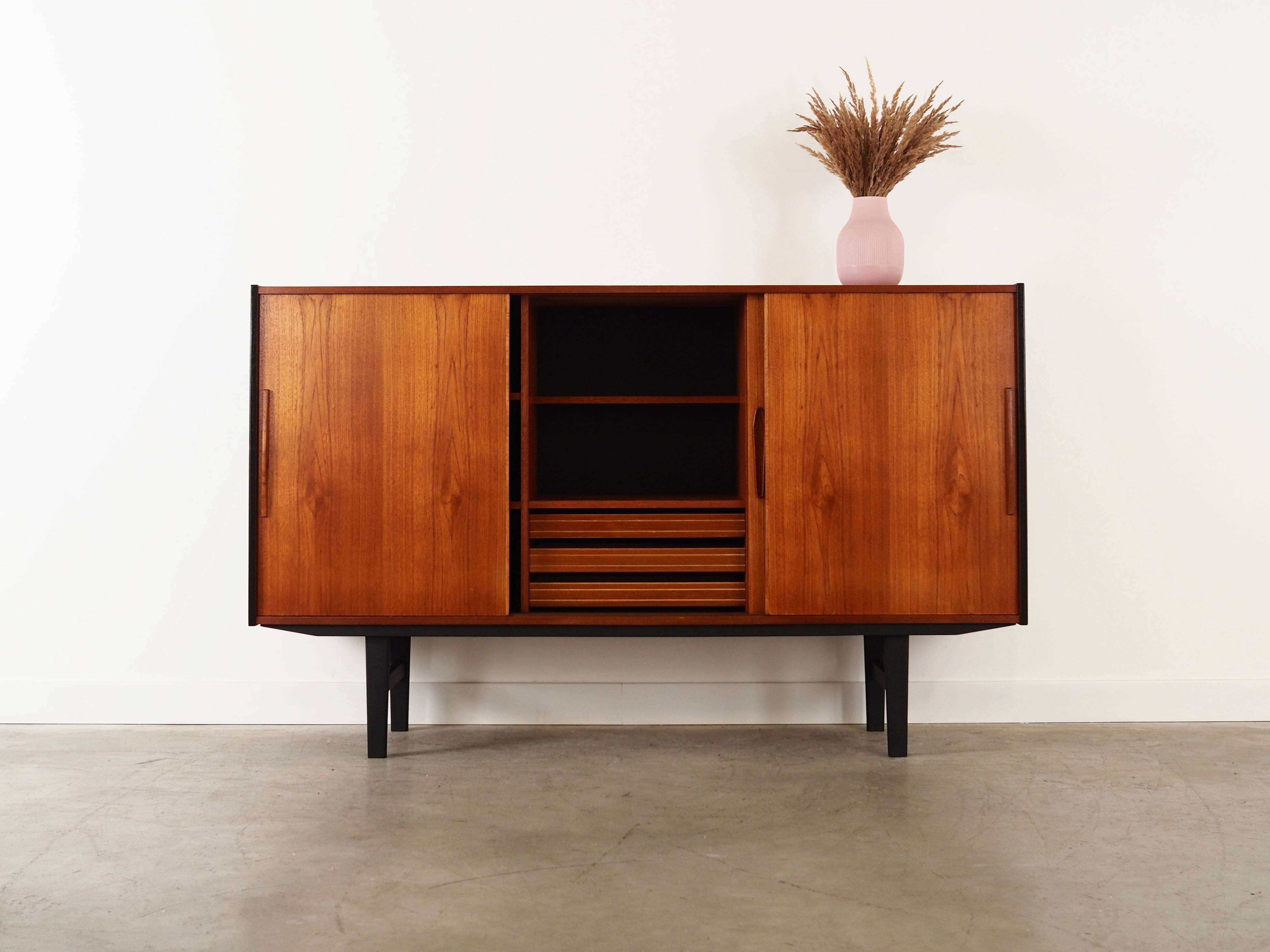 Buffet haut en teck, design danois, années 1960, production : Danemark