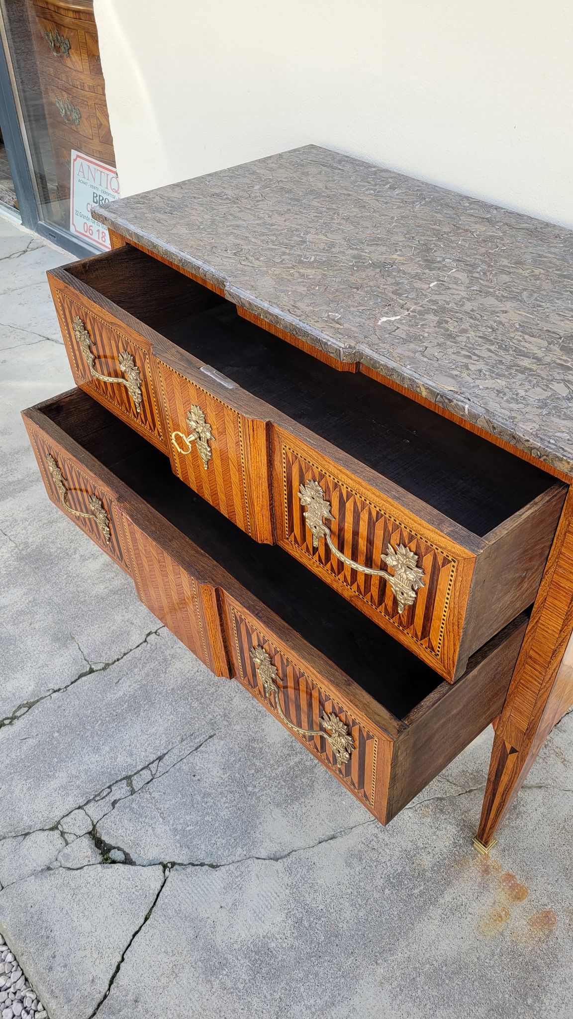Commode sauteuse Louis XVI en marqueterie 19ème