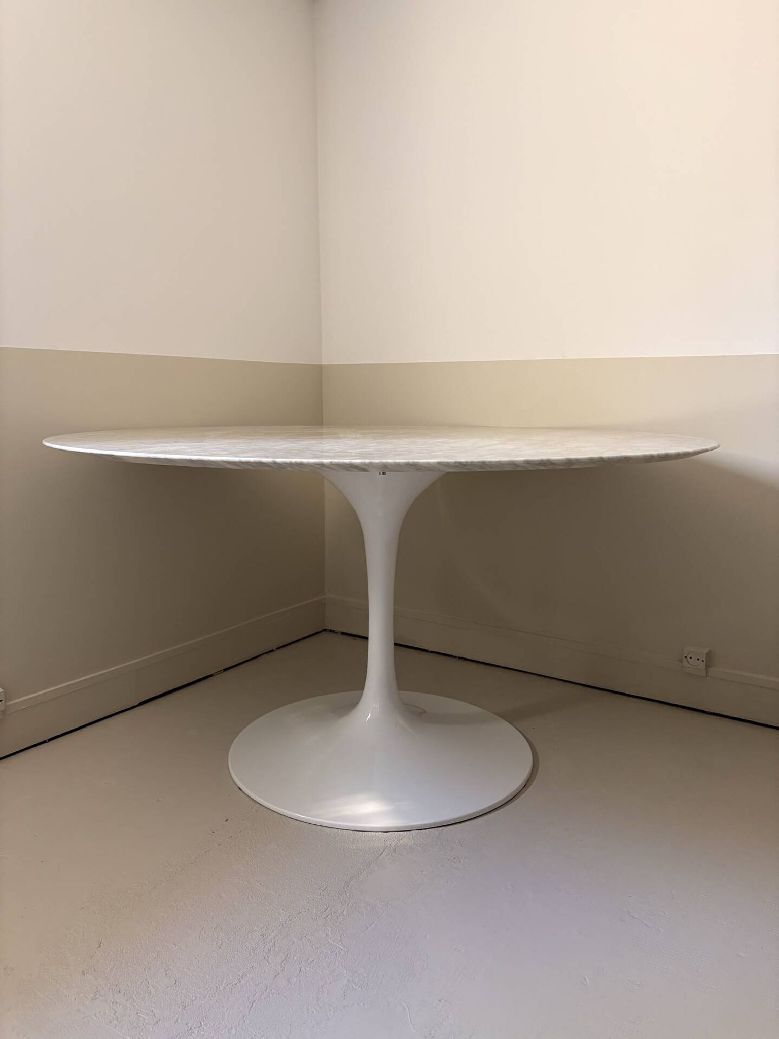 Round Tulip table in marble