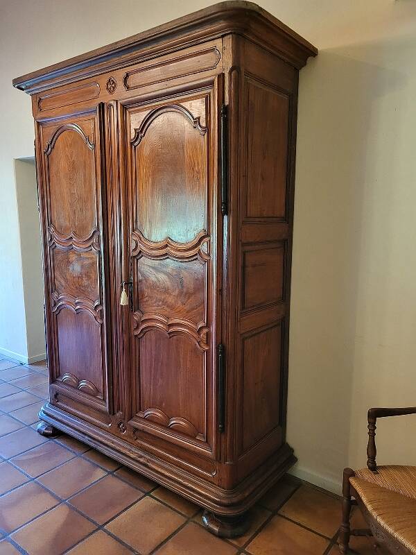 Armoire louis xiv en noyer massif du xviii ème siecle