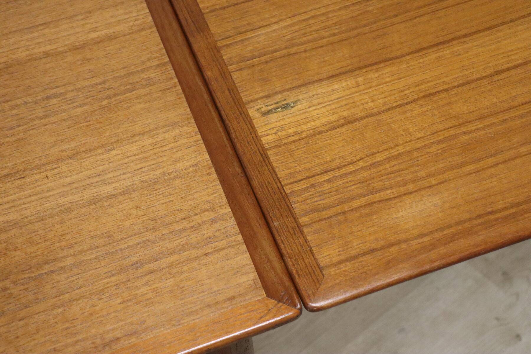 Danish Scandinavian extendable dining table in teak, 1960.