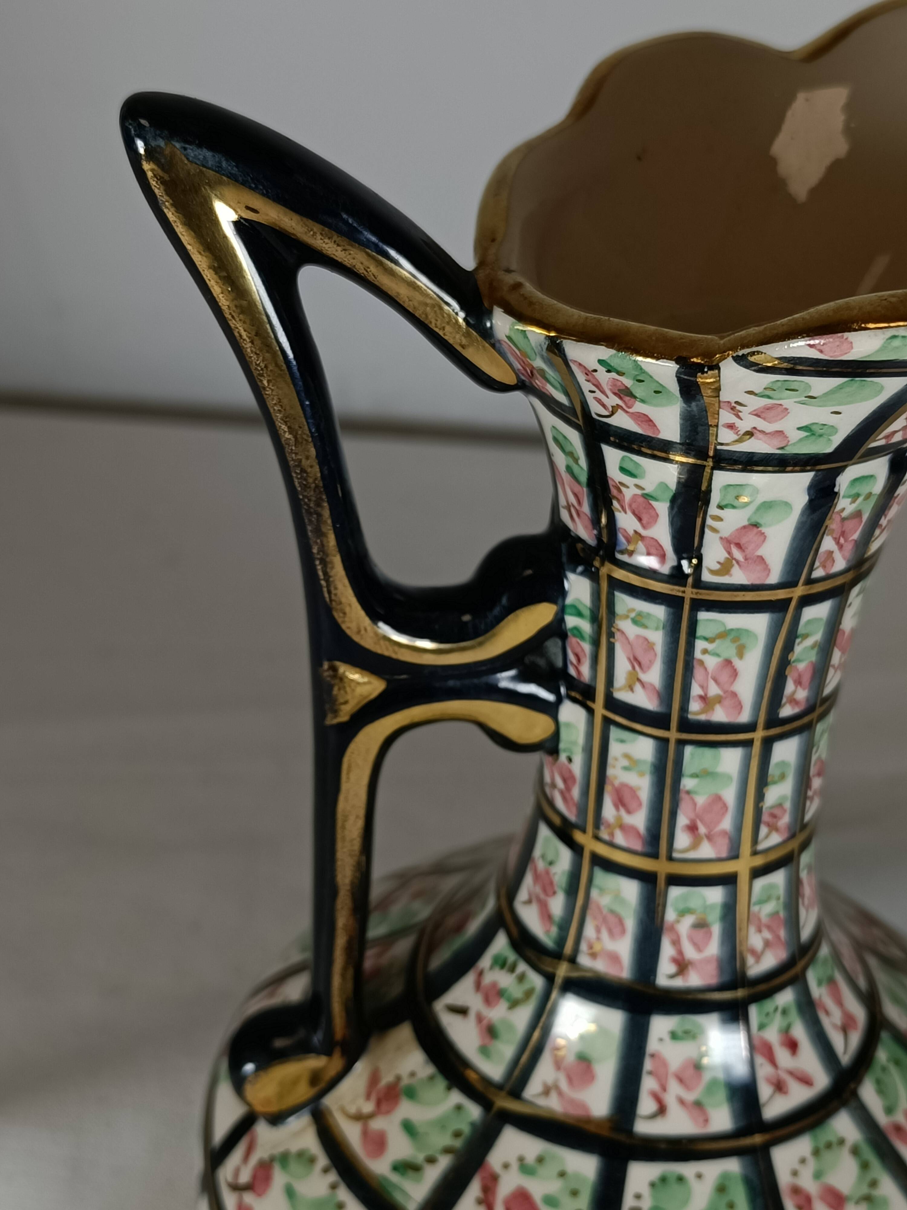 Aiguière ancienne en faïence décor floral – XIXe siècle