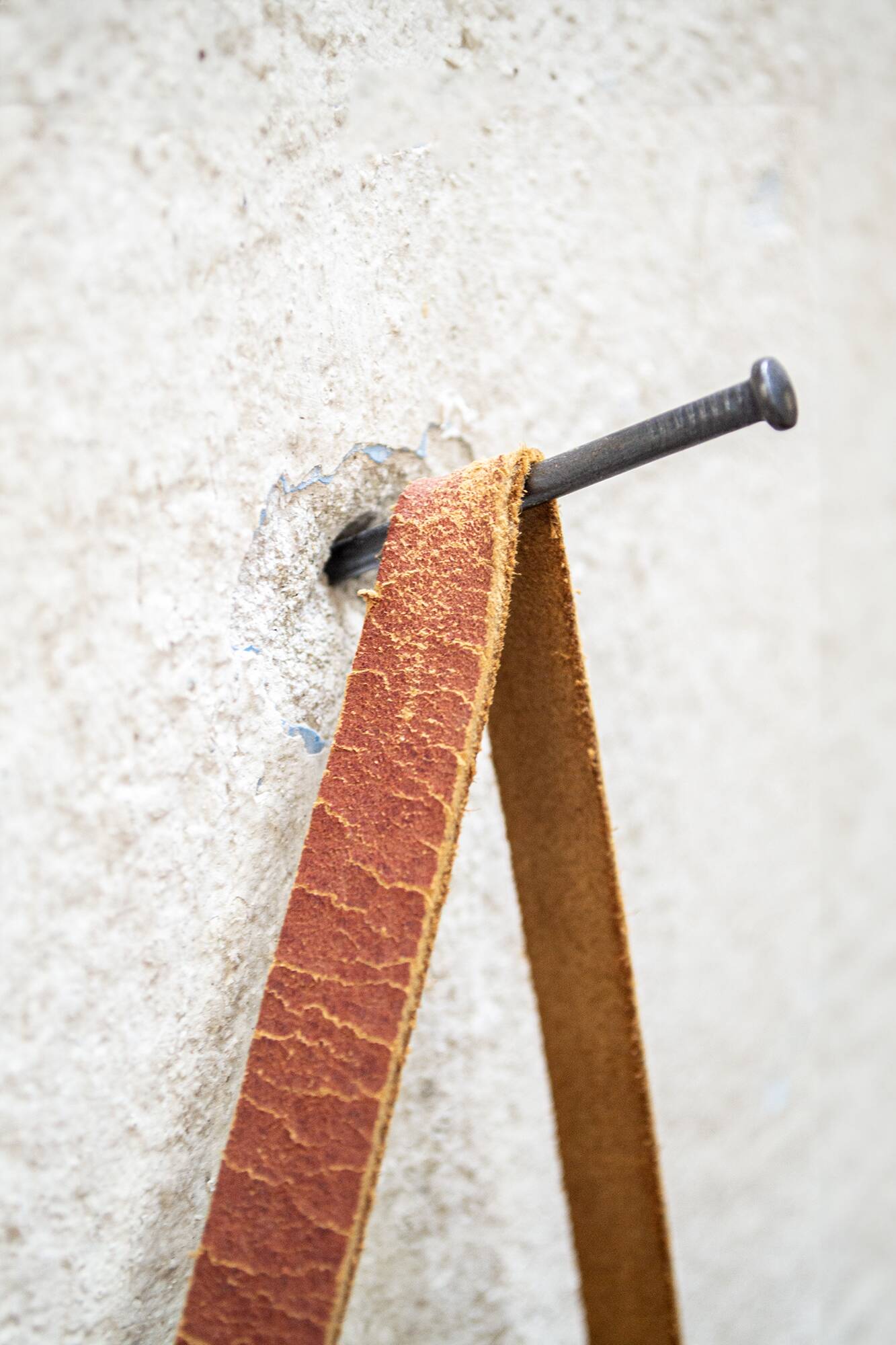 Specchio da parete ottagonale in legno massello e pelle, anni '50
