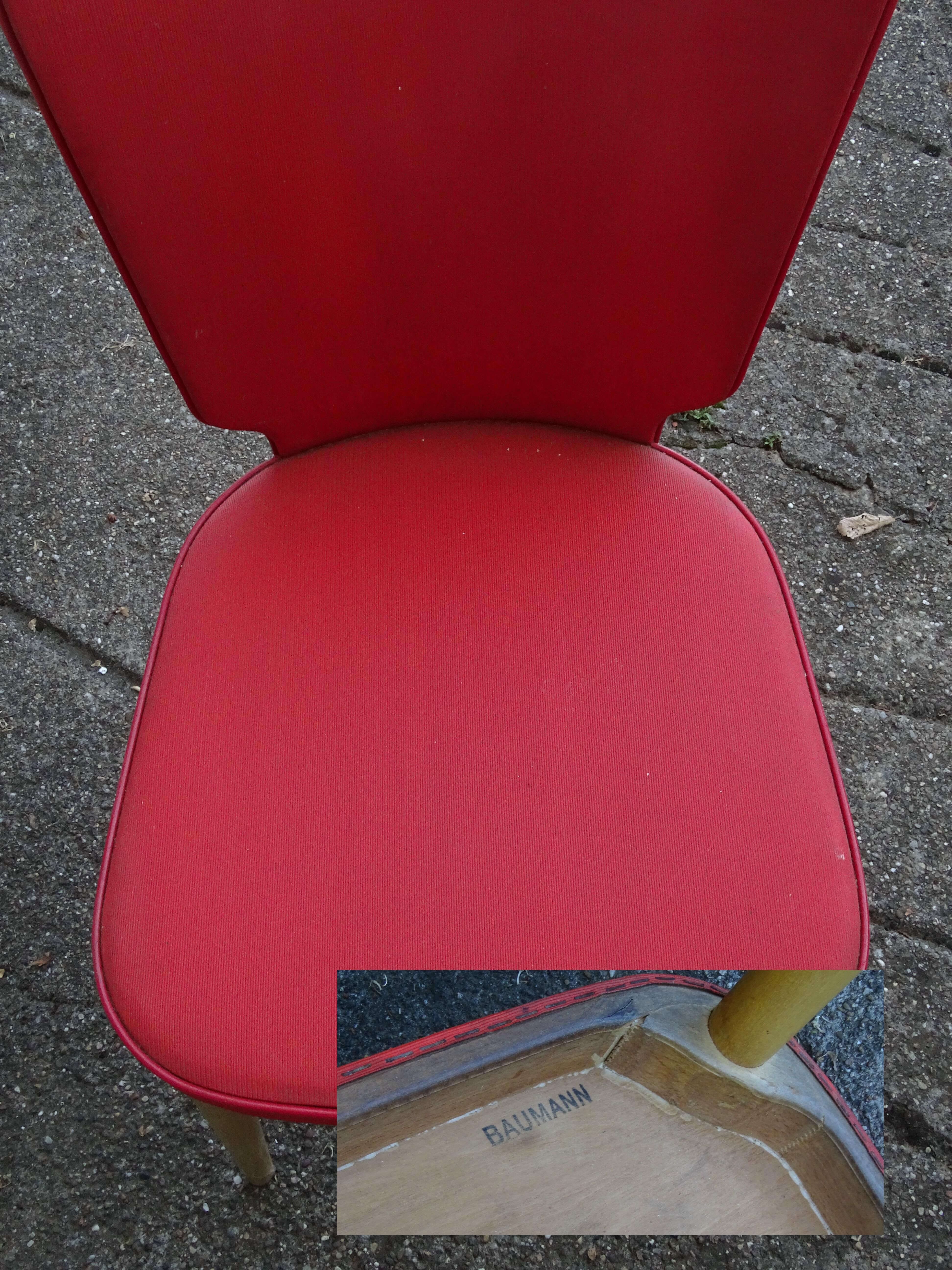Lot de 2 chaises baumann skaï rouge, pieds compas 1955