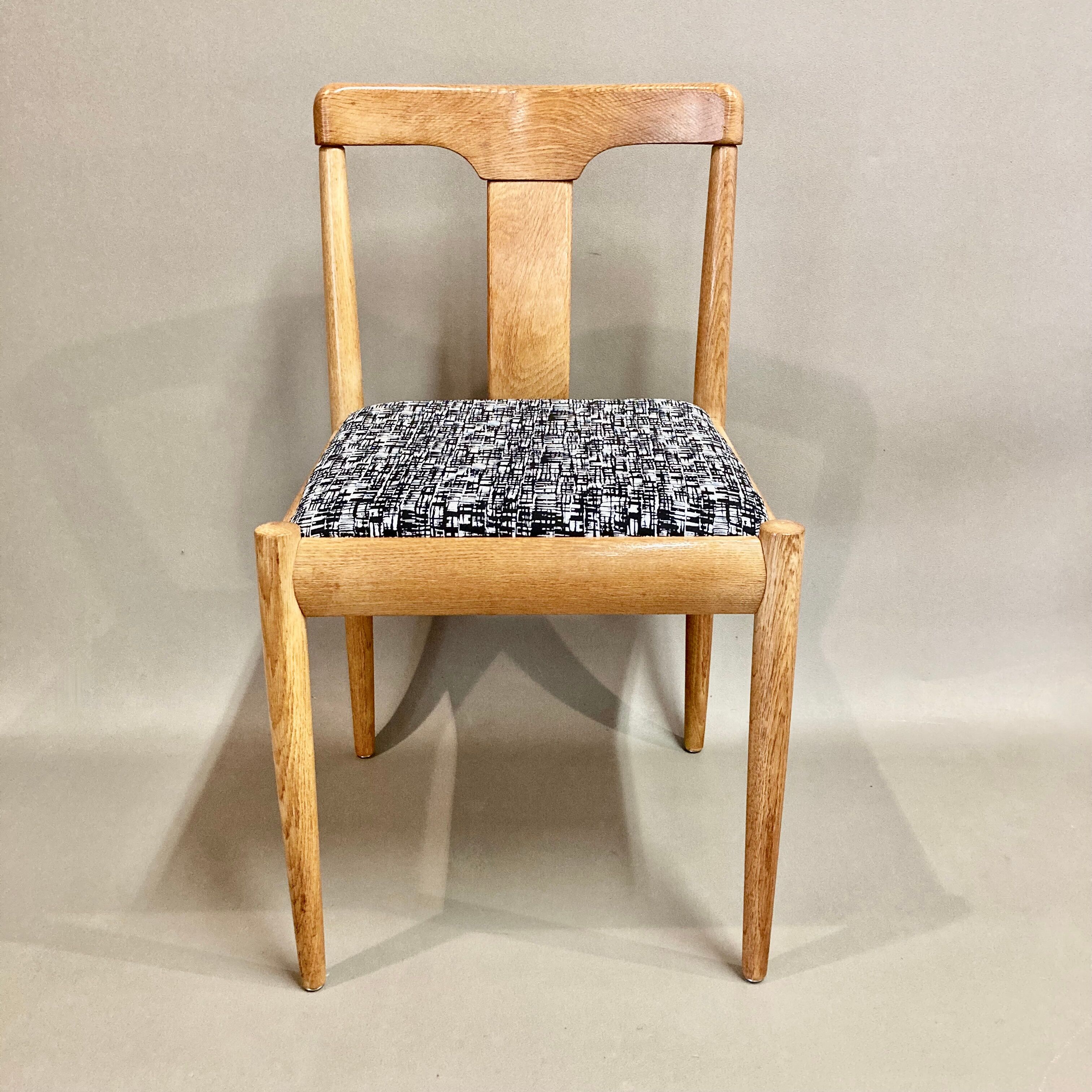 Ensemble de quatre chaises design scandinave 1950.