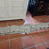 Fronton en bois sculpté