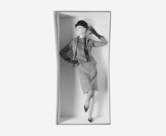 Photo de mode des années 60 femme dans une boite 30x45cm