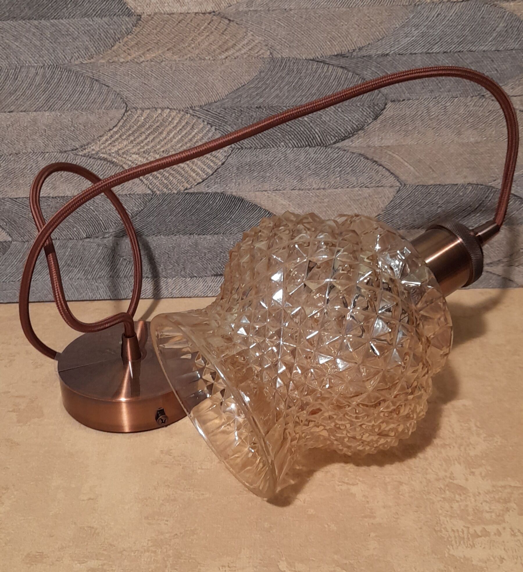 Suspension luminaire tulipe en verre pointe diamant vers 1950's