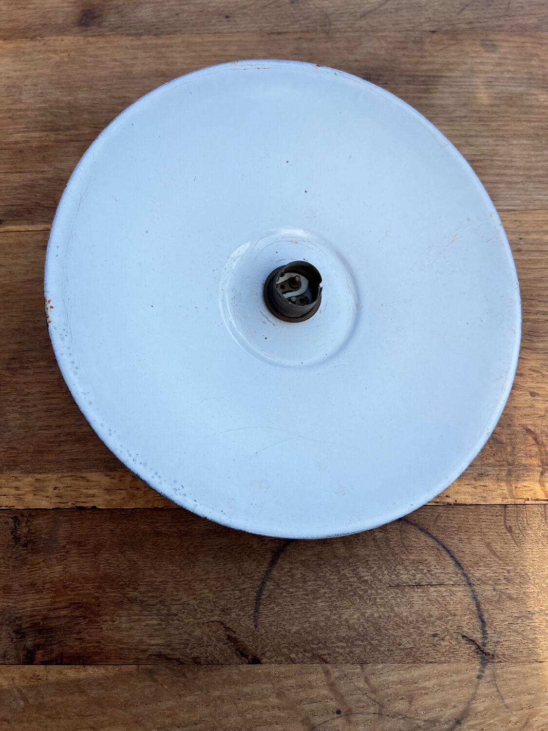 Industrial lampshade in enamelled sheet metal