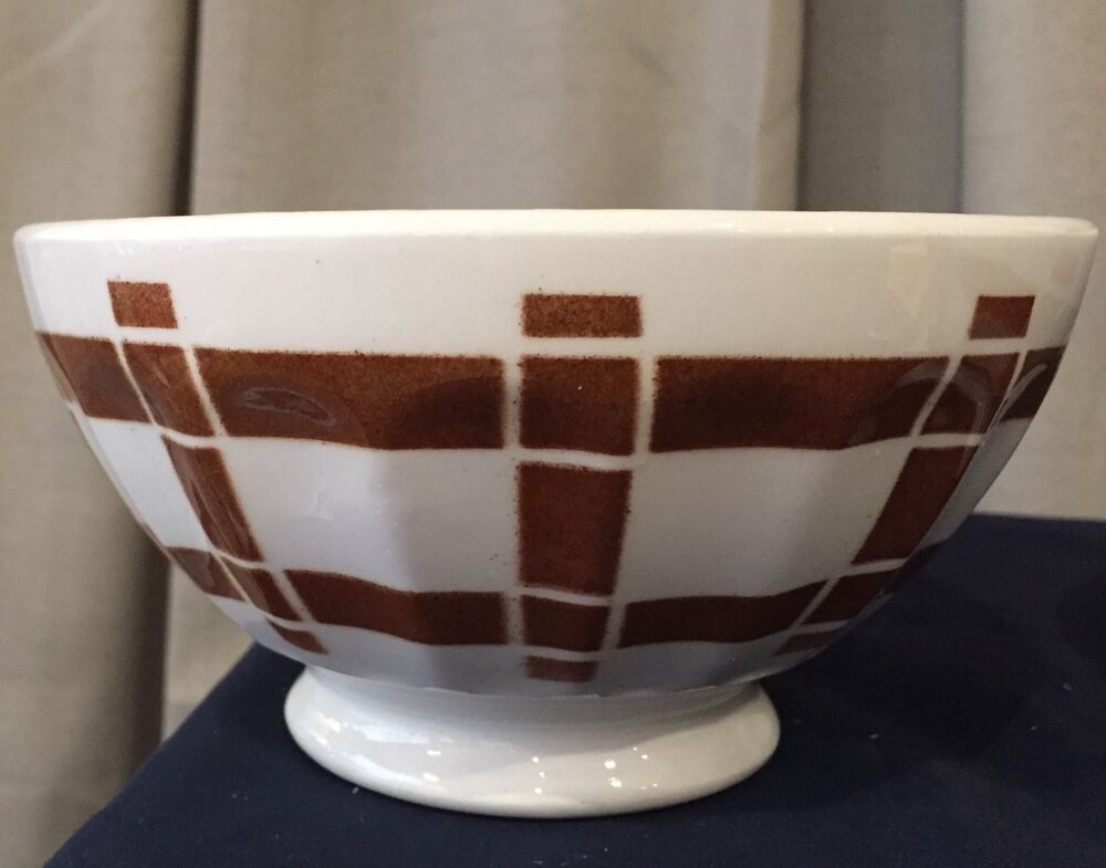 Duo of vintage bowls old white and brown