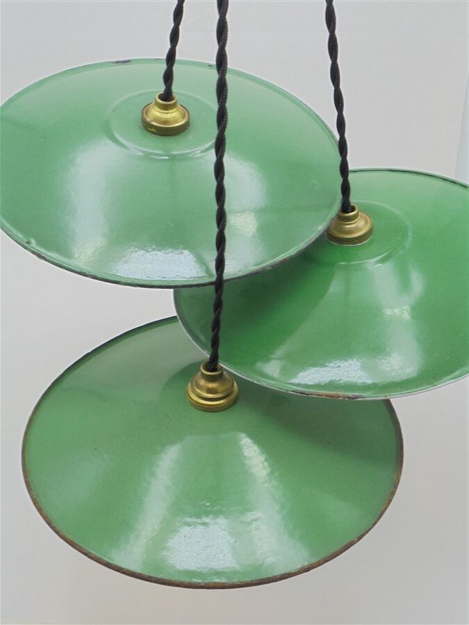 Trio of enamelled sheet metal suspensions