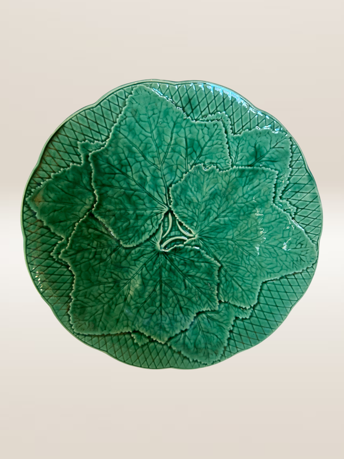 Set of 6 green earthenware dessert plates, vine leaf pattern.