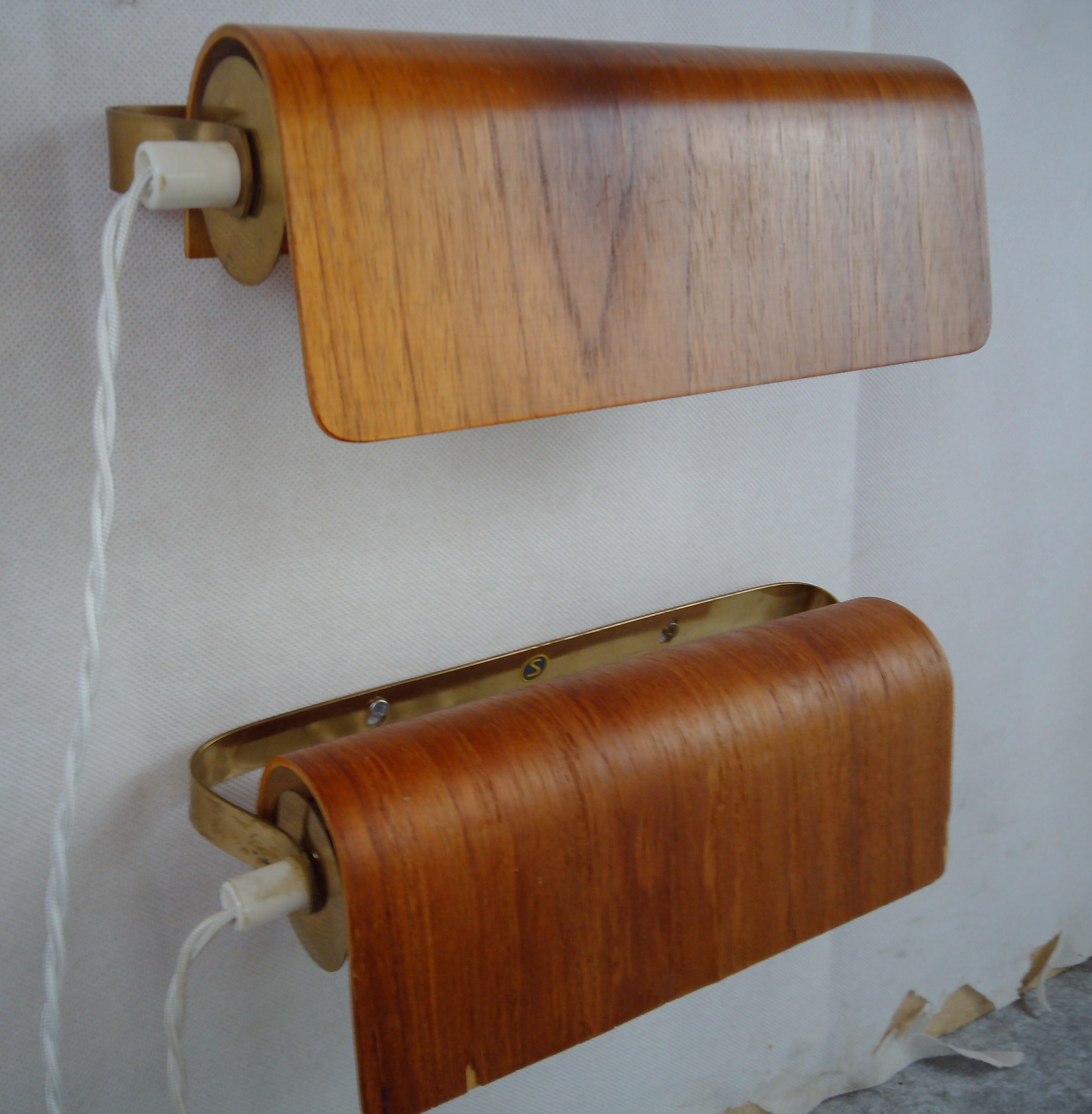 Pair of teak bedside sconces, model V321 from Nator