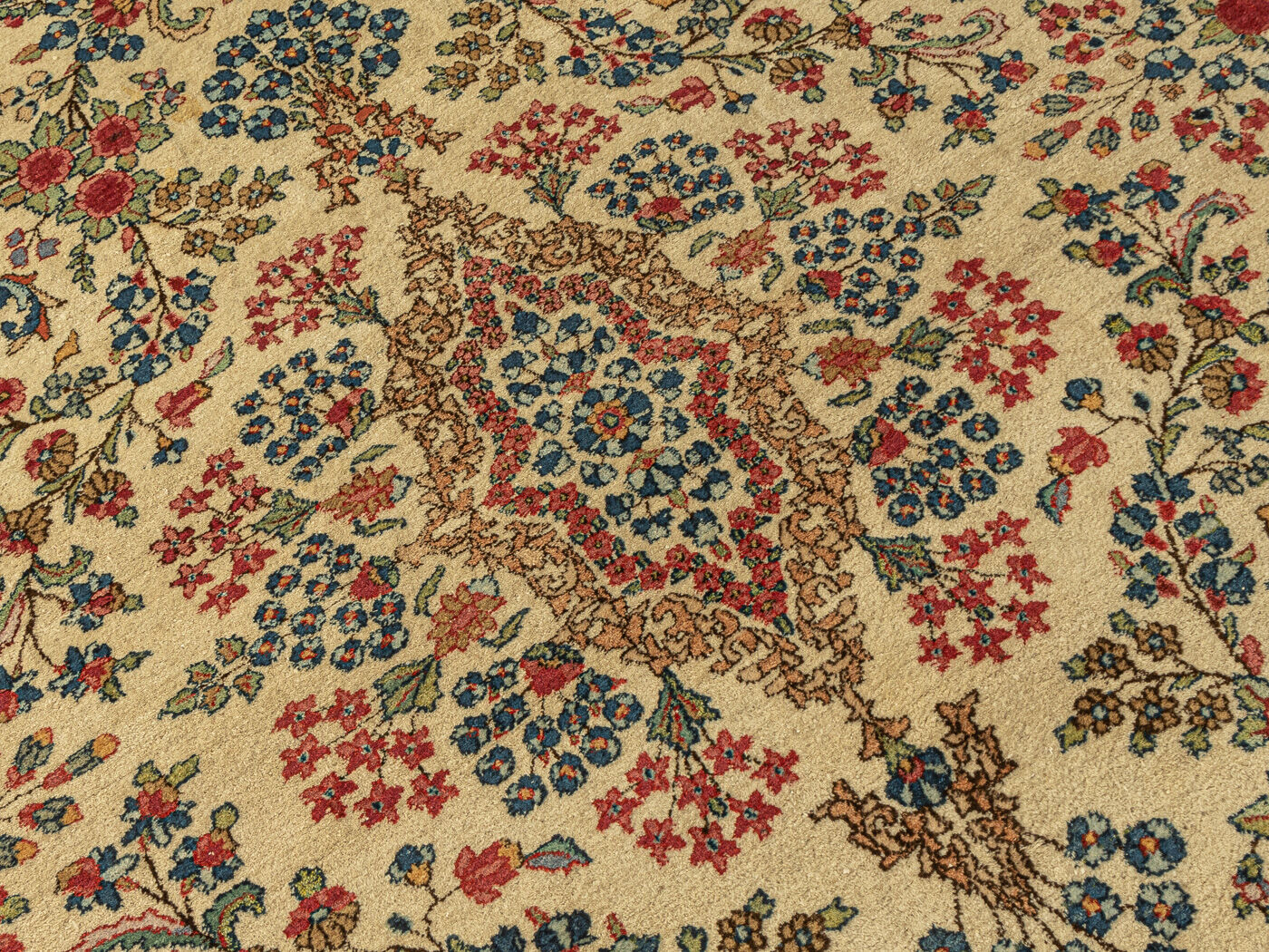Kerman carpet, 260 x 375