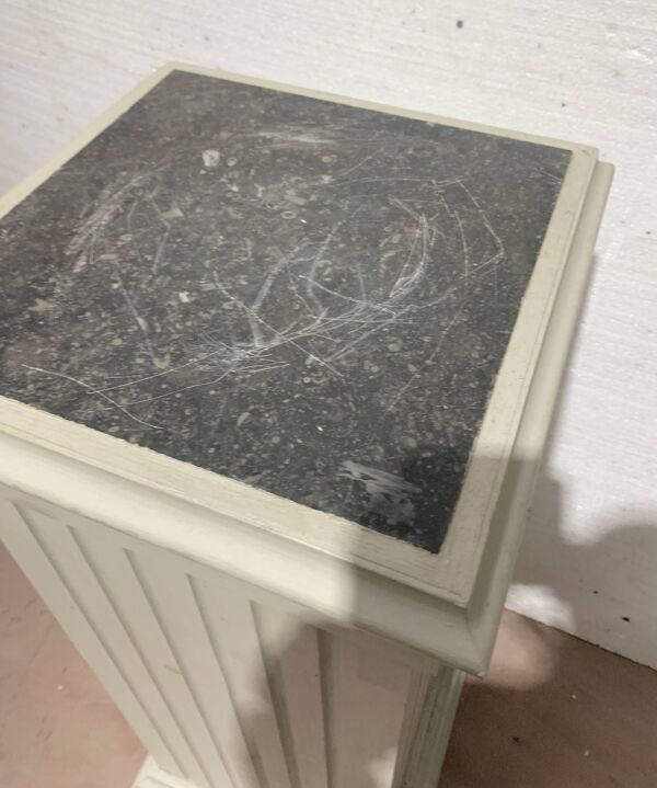 Colonne carrée de présentation en hetre patiné XX siècle