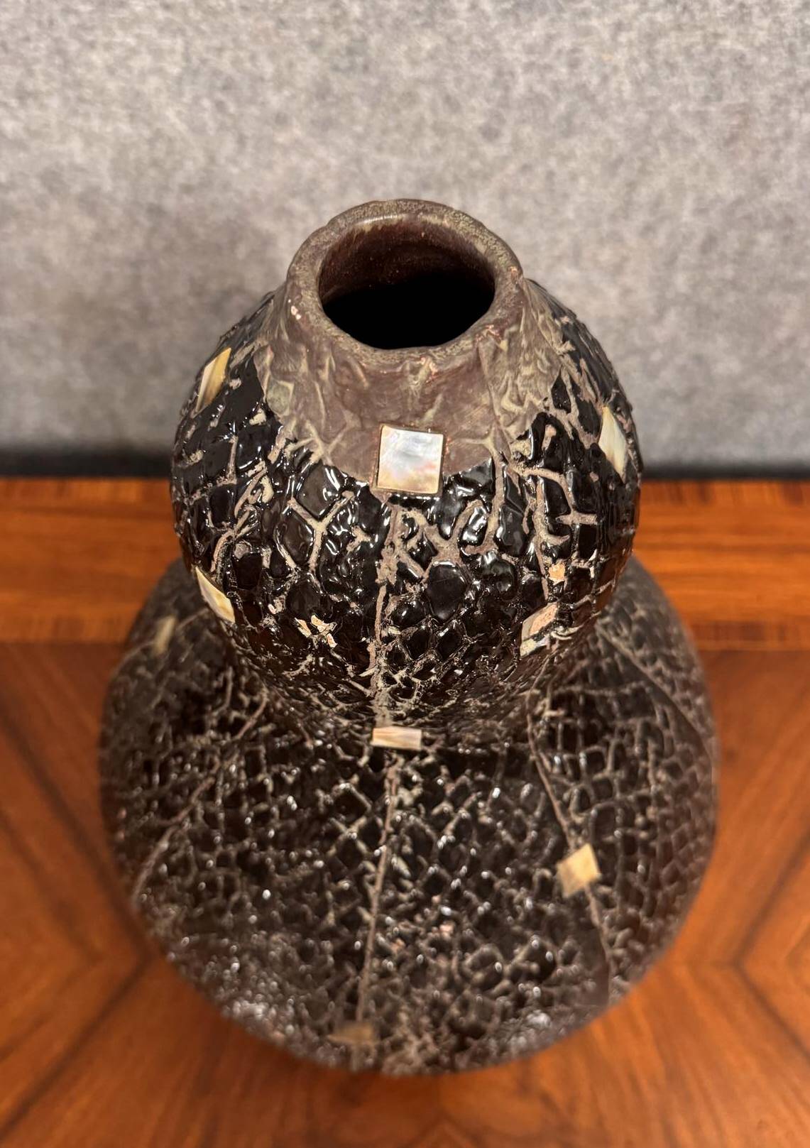Important orientalist vase in textured black ceramic, with mother-of-pearl inlays circa 1930