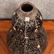 Important vase orientaliste en céramique noire texturée, avec incrustations de nacre vers 1930