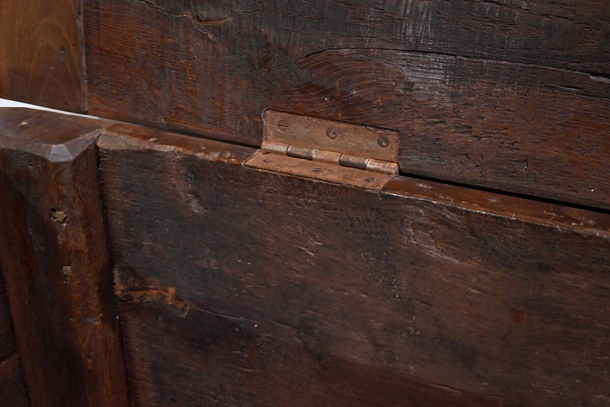 Important oak chest – late 19th century