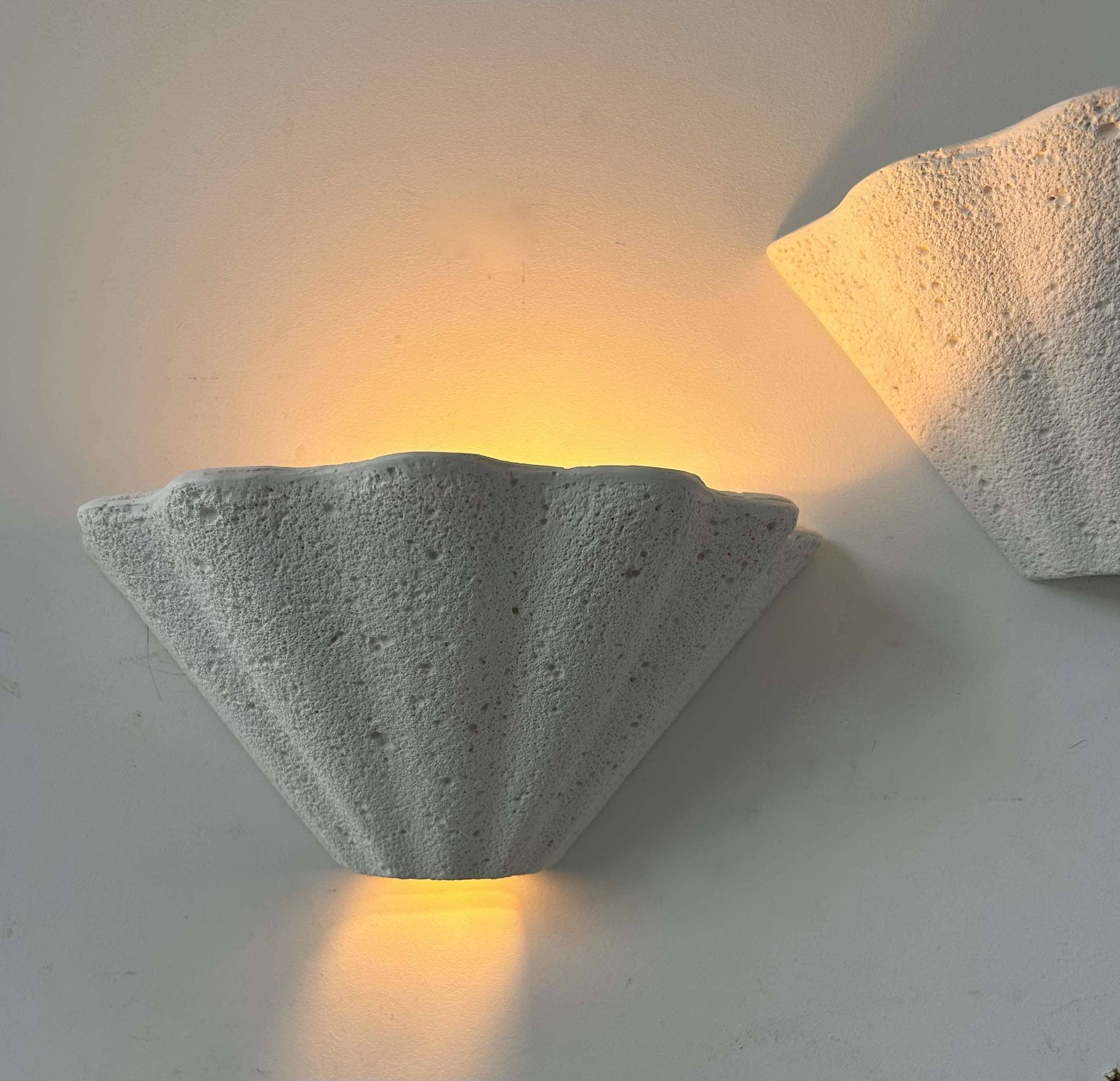 Set of 3 vintage shell wall lights, matte white stone-effect plaster, France 1970