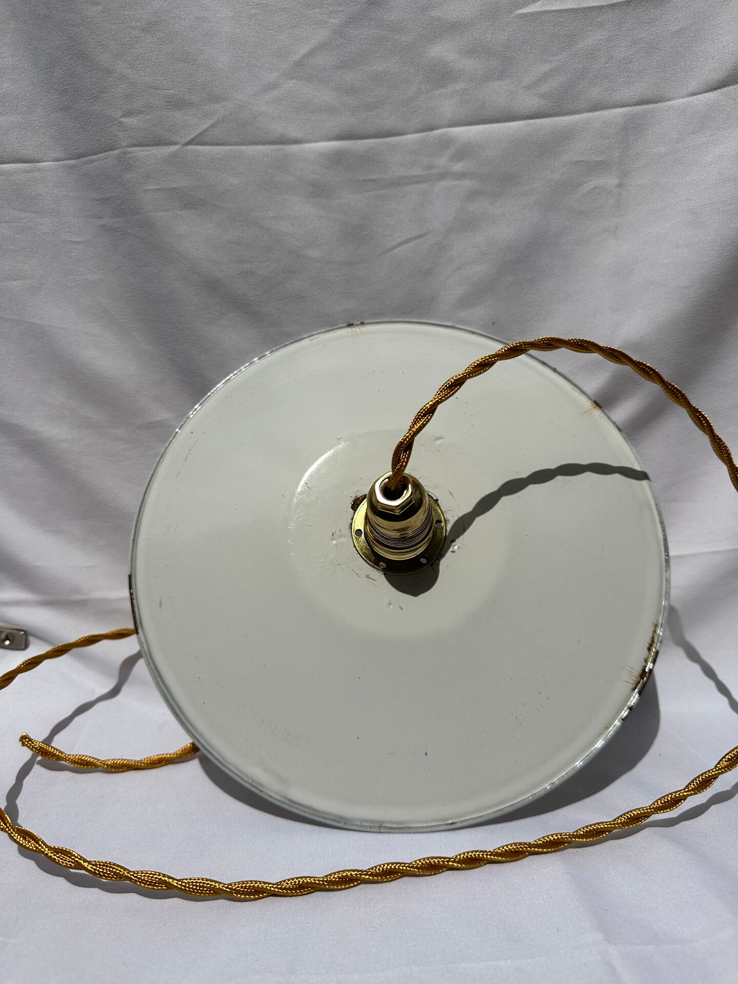 Suspension vintage blanche en tôle émaillée style indus ferme