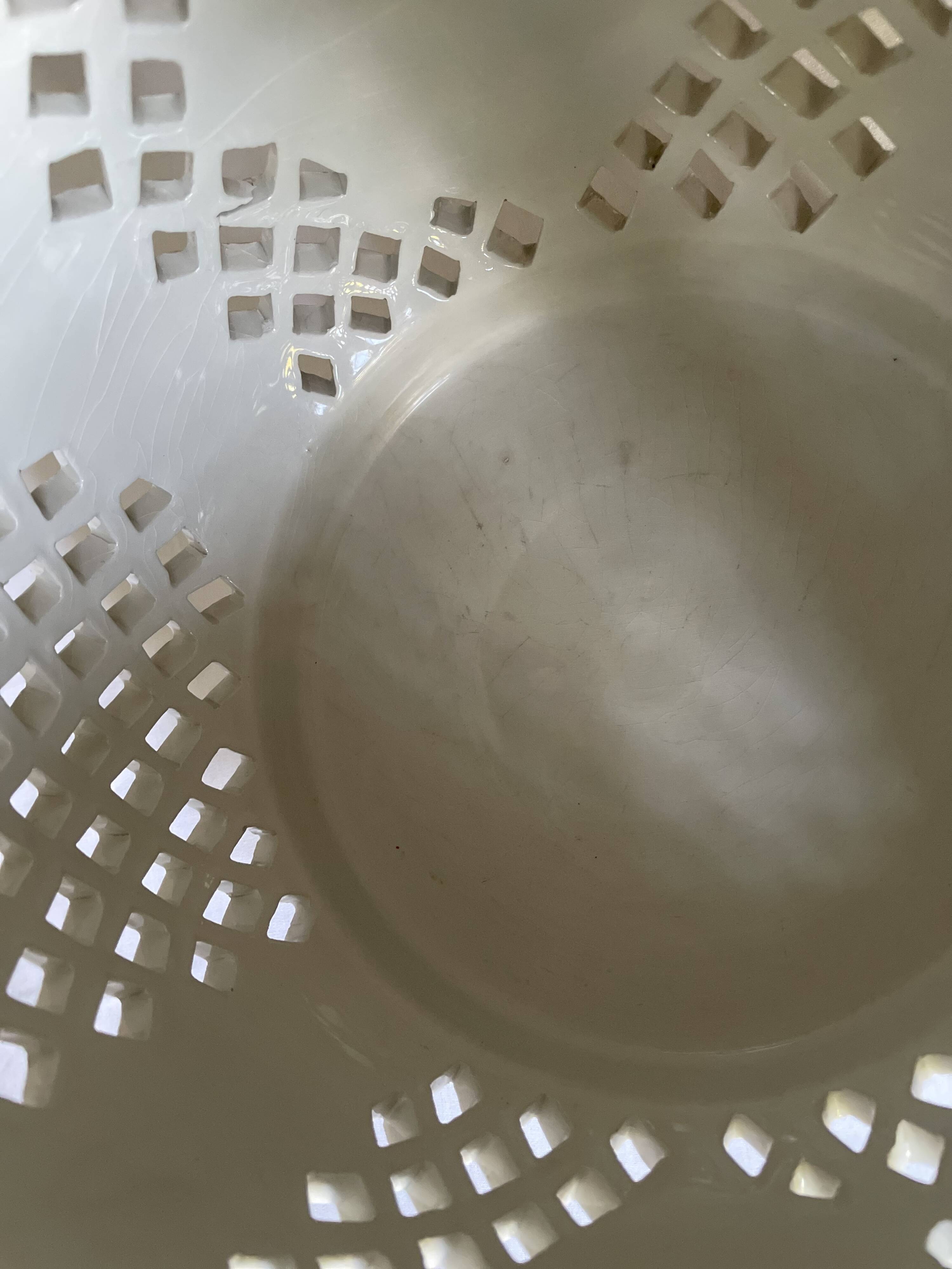 Reticulated pot cover in Italian porcelain