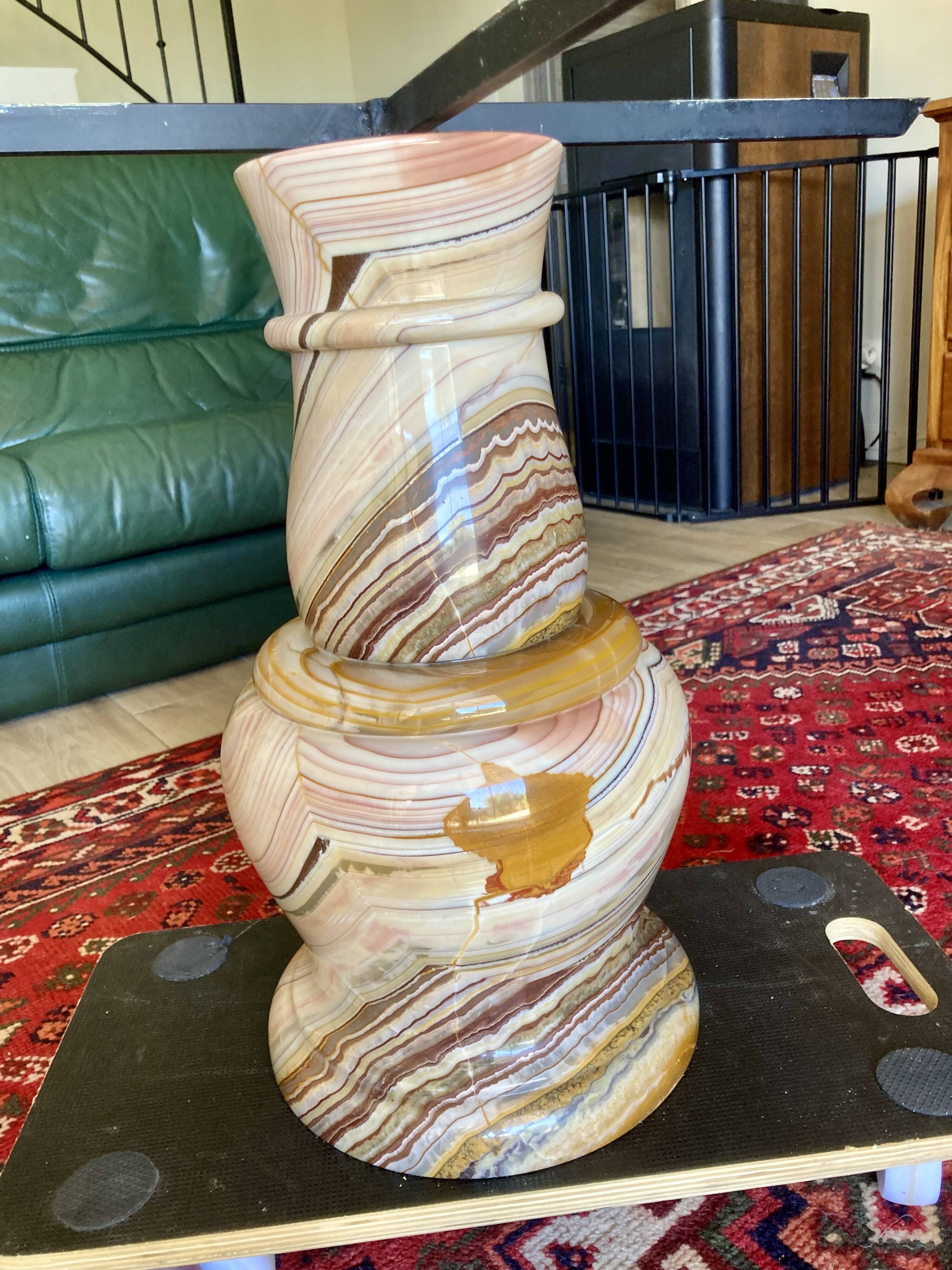 Table basse en onyx forme libre