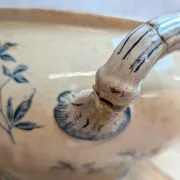 Grande soupière ancienne en terre de fer Creil et Montereau – Perruche