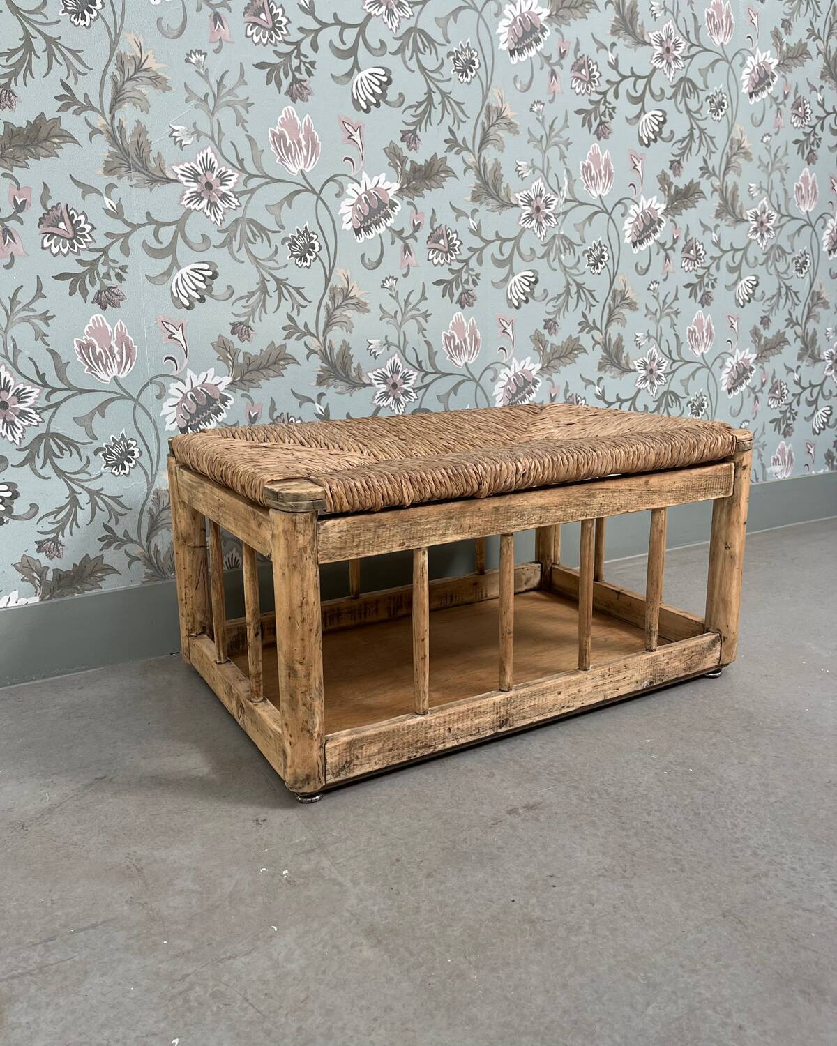 Storage bench in wood and straw (renovated)