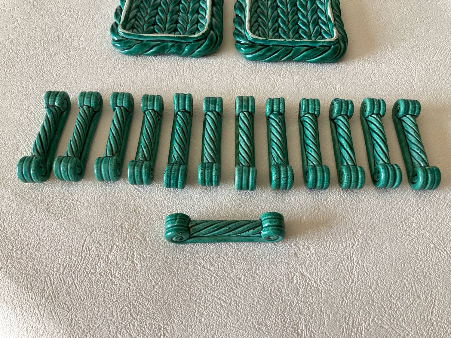 Table set in green Vallauris woven Barbotine