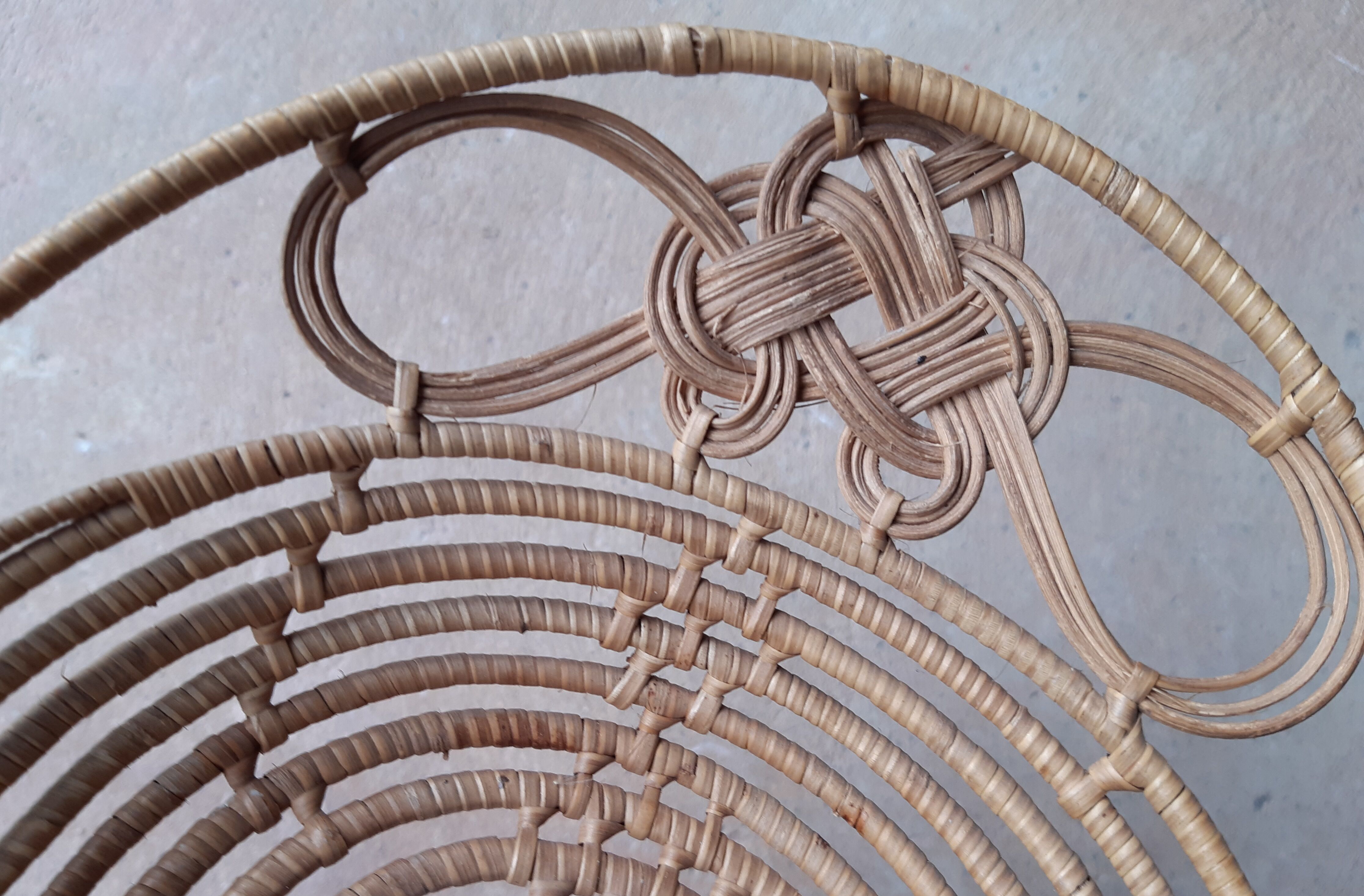 Small table basket braided in rafia and wicker, circa 1930