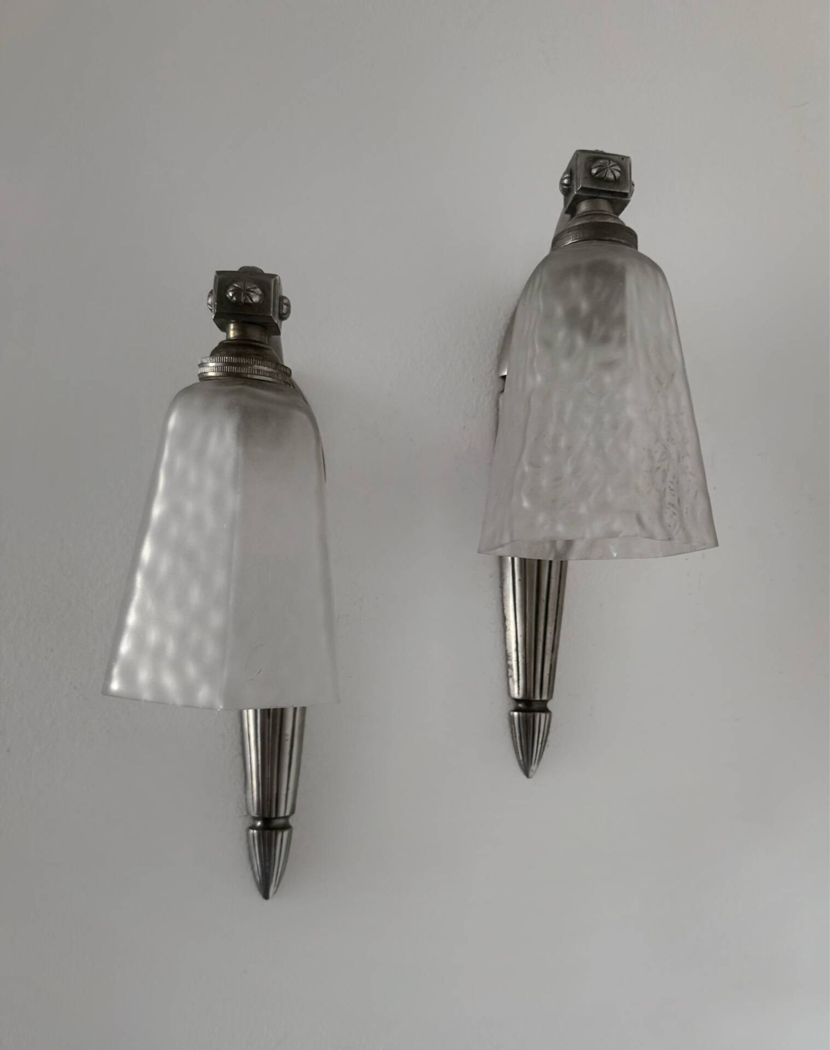 Appliques Art Déco argentées verre givré