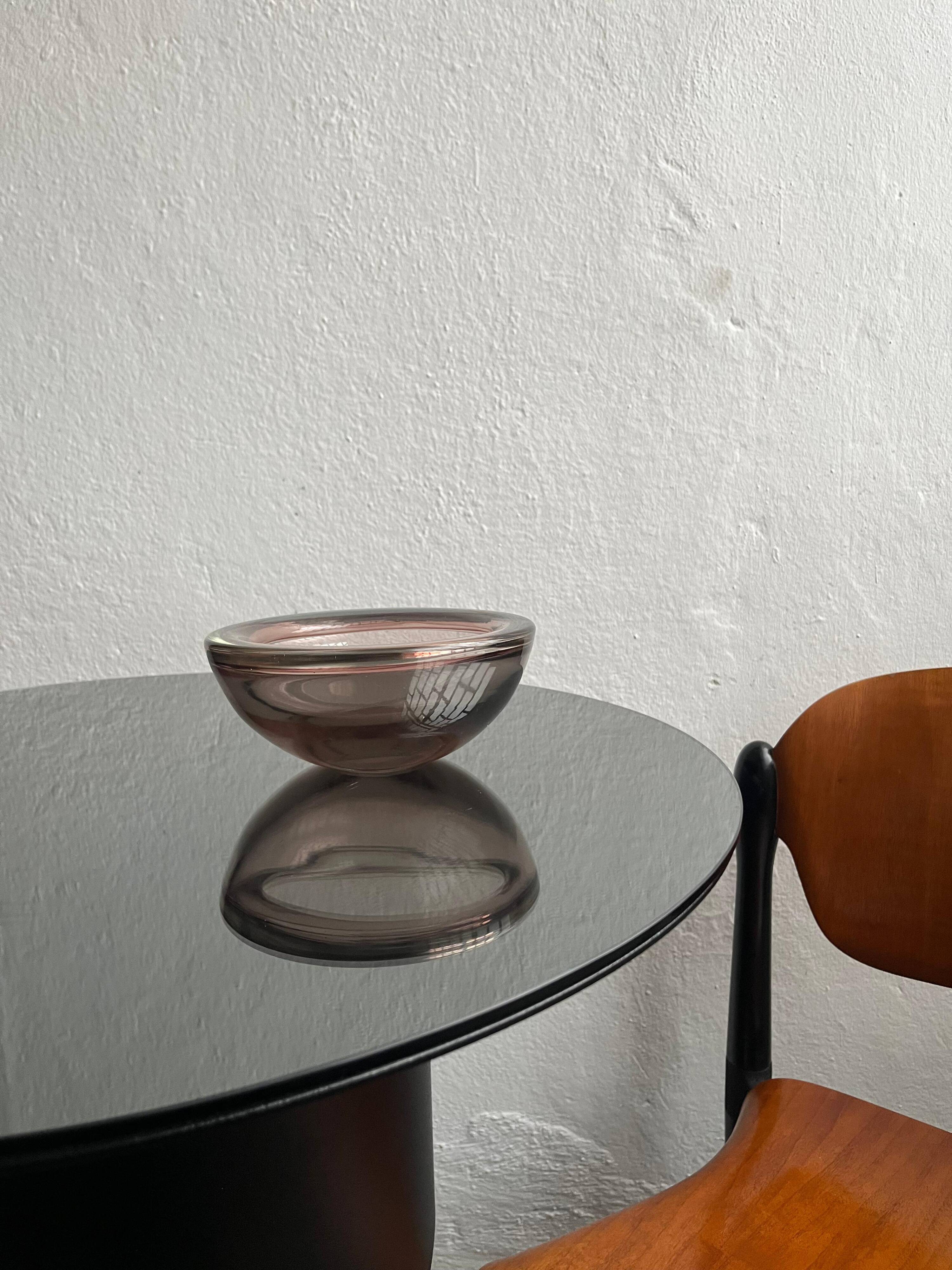Bol en verre de Murano vintage, accent de table basse, bibliothèque, couleur violet clair.