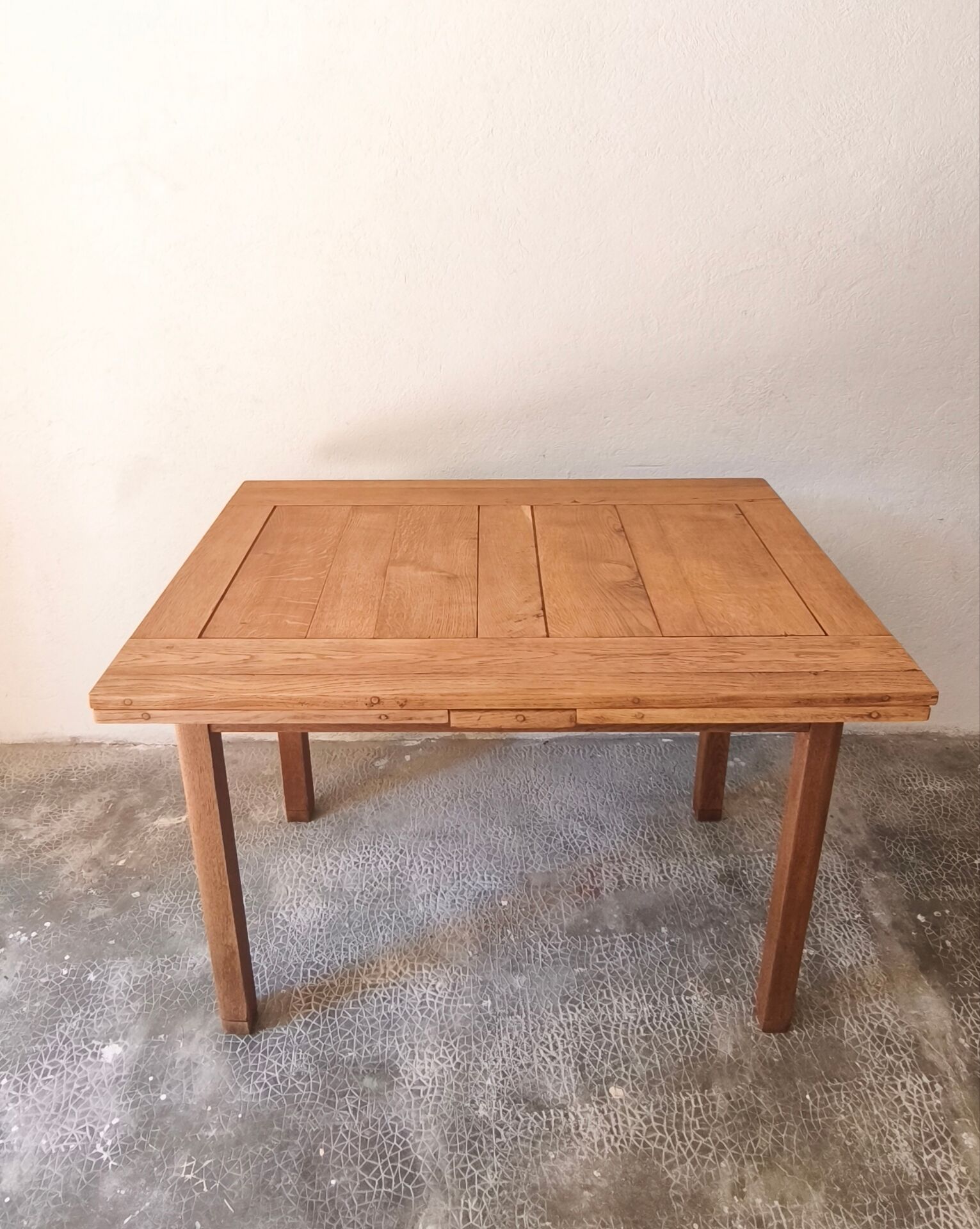 Extendable farmhouse table in solid oak, renovated.