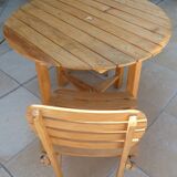Table and 2 folding garden chairs in natural wood