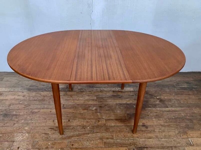 Vintage Round Table in Teak Diameter 110 with butterfly extension