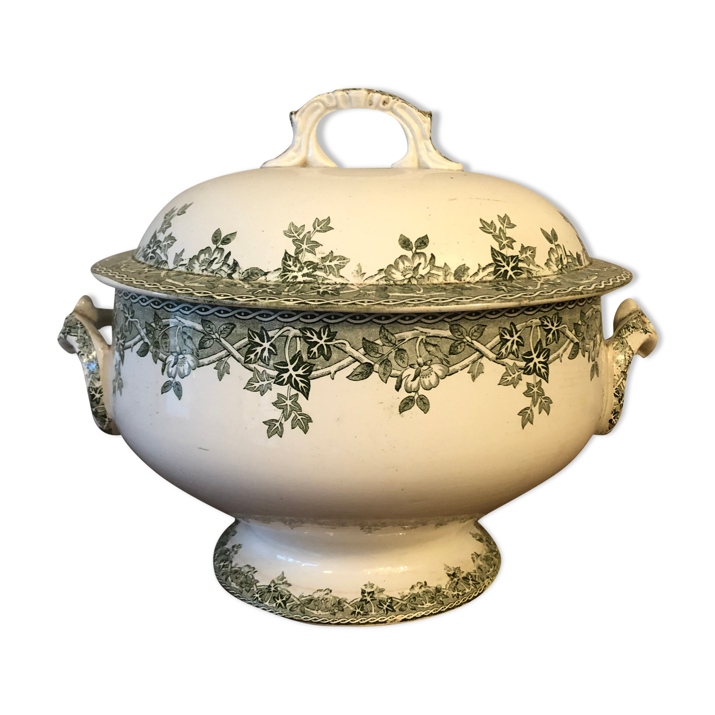 Soup pot in antique earthenware