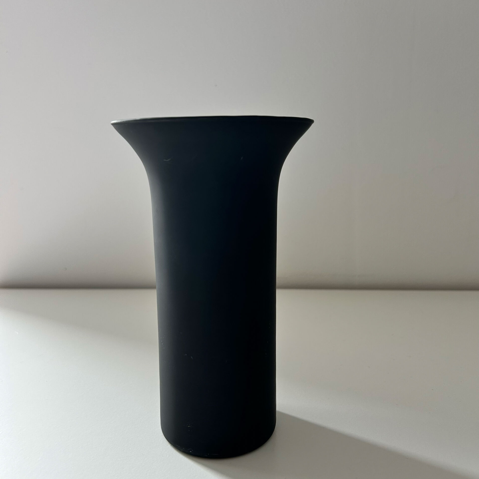Vase en verre noir mat Habitat 1990