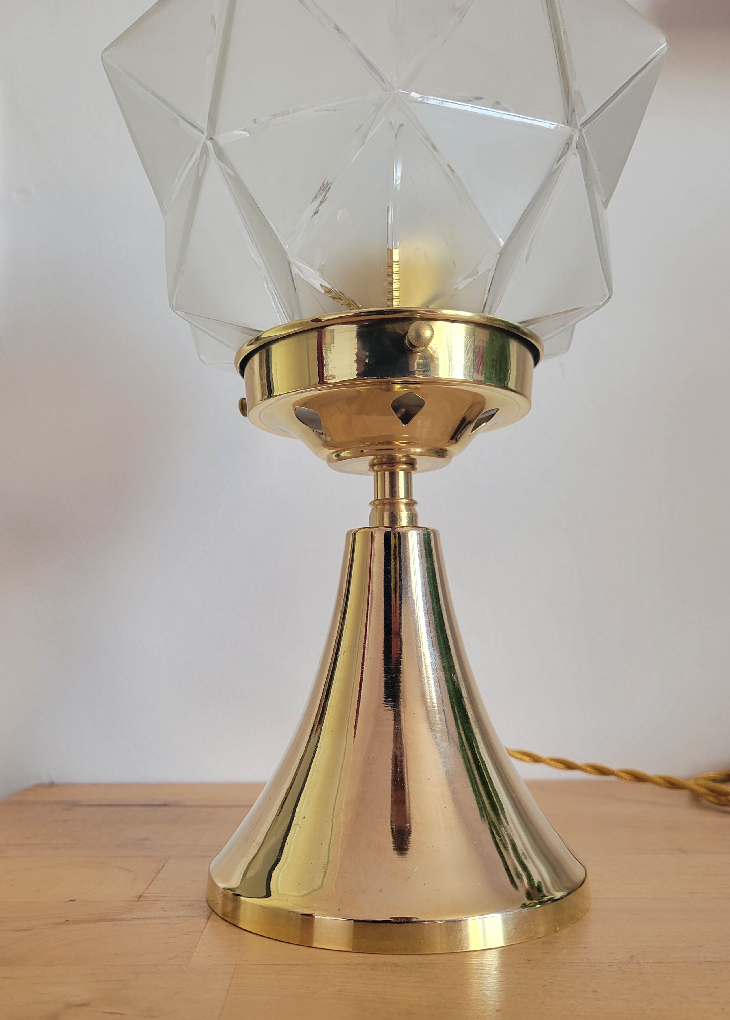 Lampe en laiton avec globe à facettes