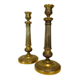 Paire de bougeoirs de style Louis XVI en bronze ciselé XIX siècle