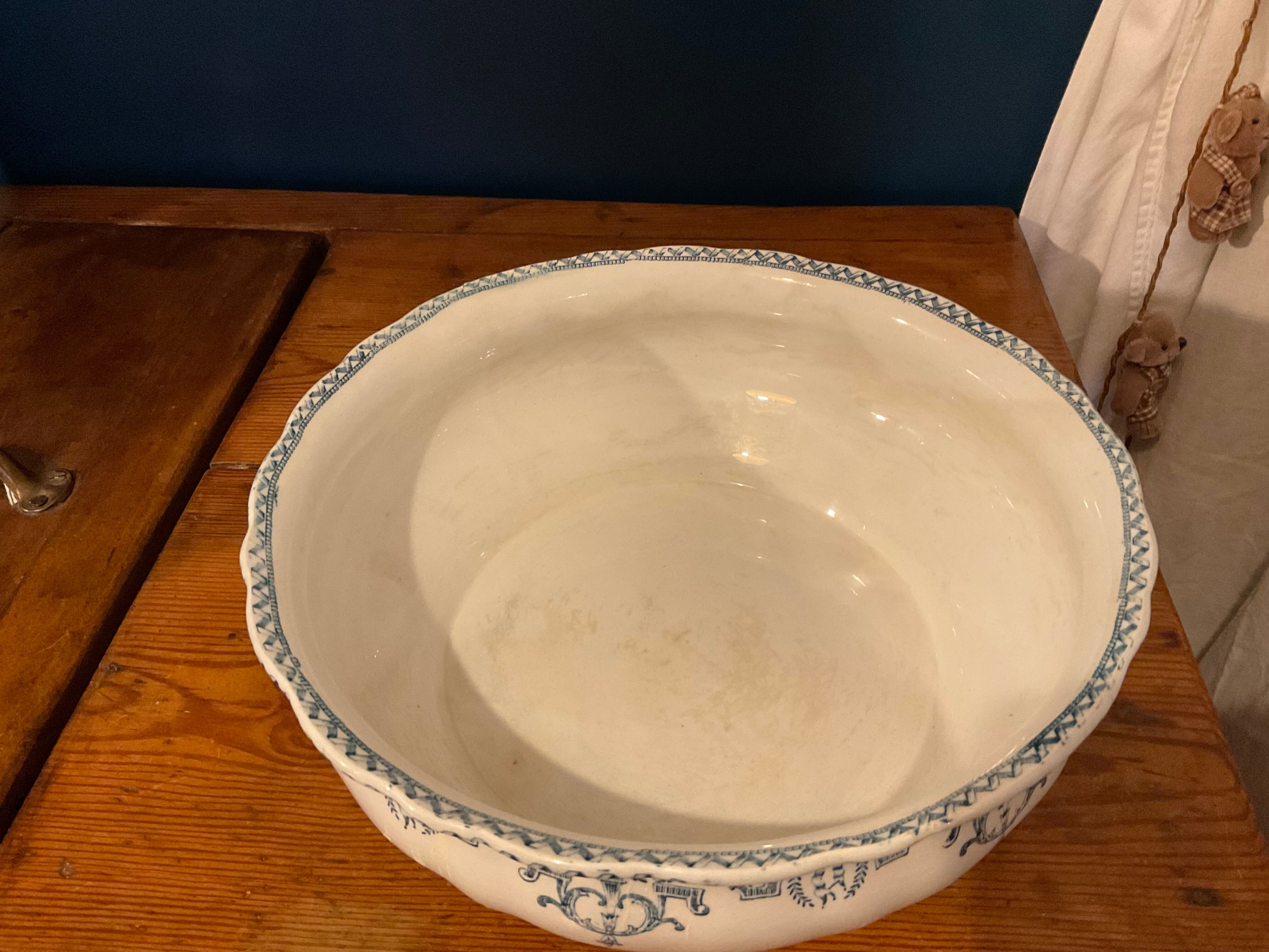 Salad bowl. Iron Earth . Model Louis XVI. 1900