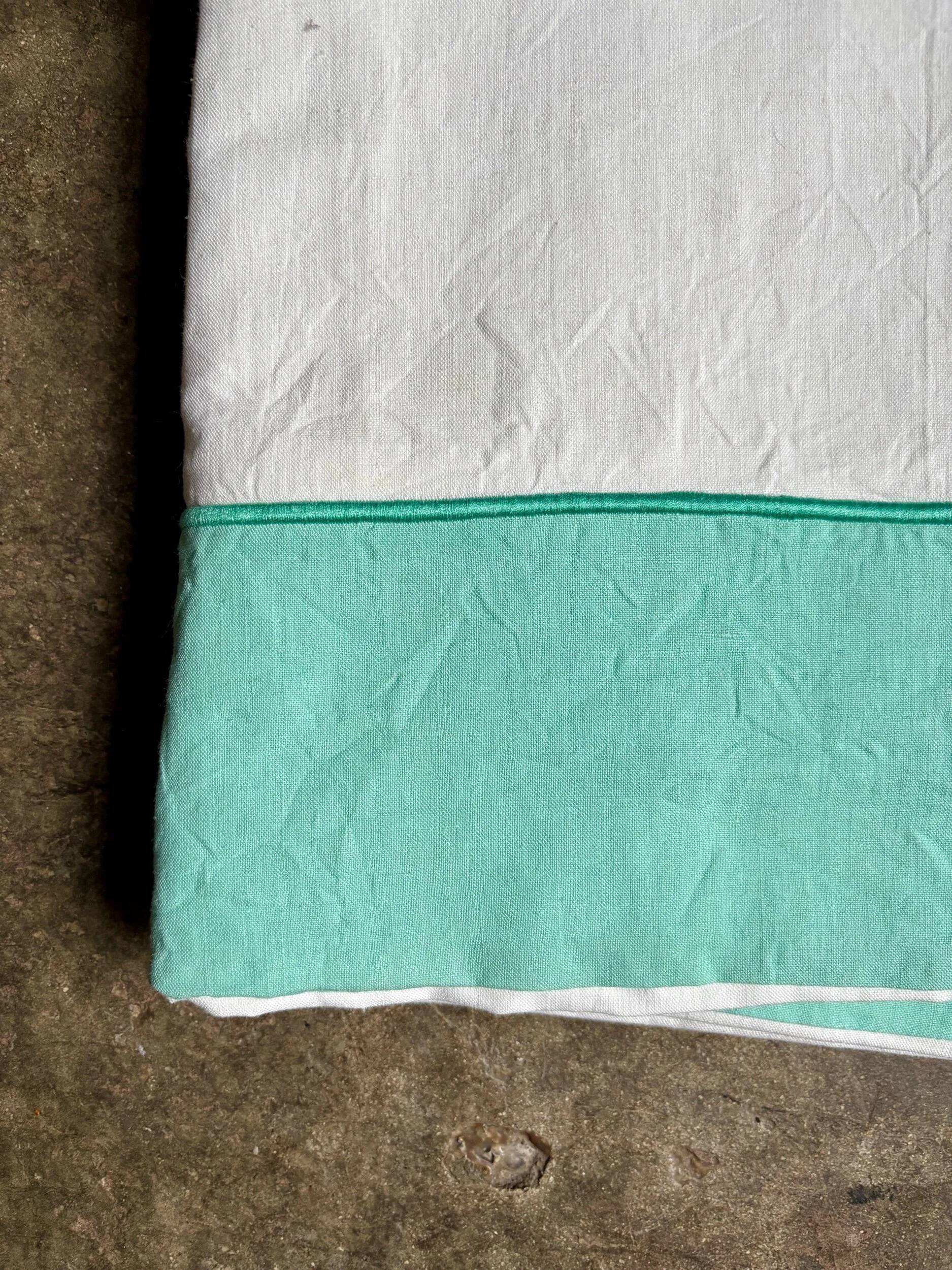 Descamps cotton sheet and pillowcases, green and white ☐ 240 x 340 cm