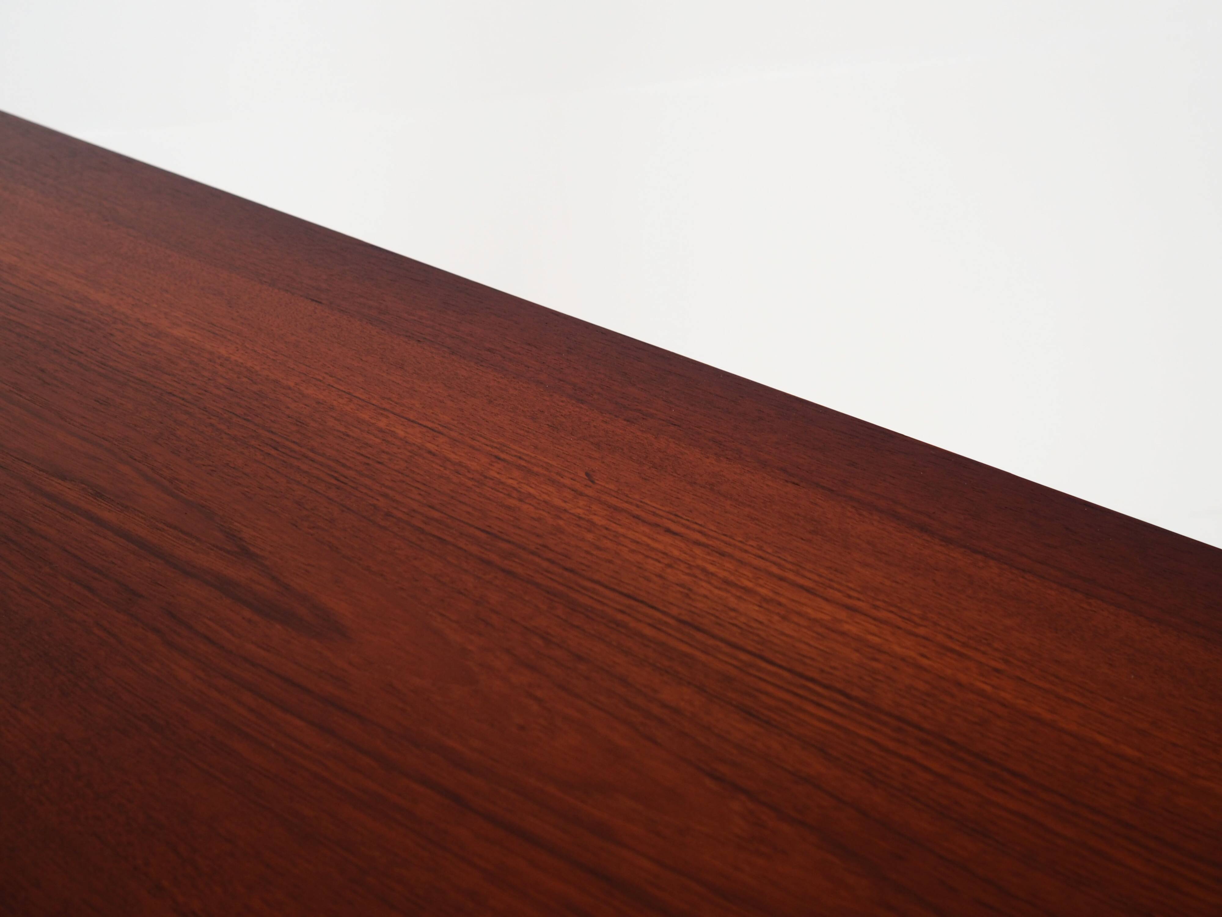 Buffet haut en teck, design danois, années 1970, production : Danemark