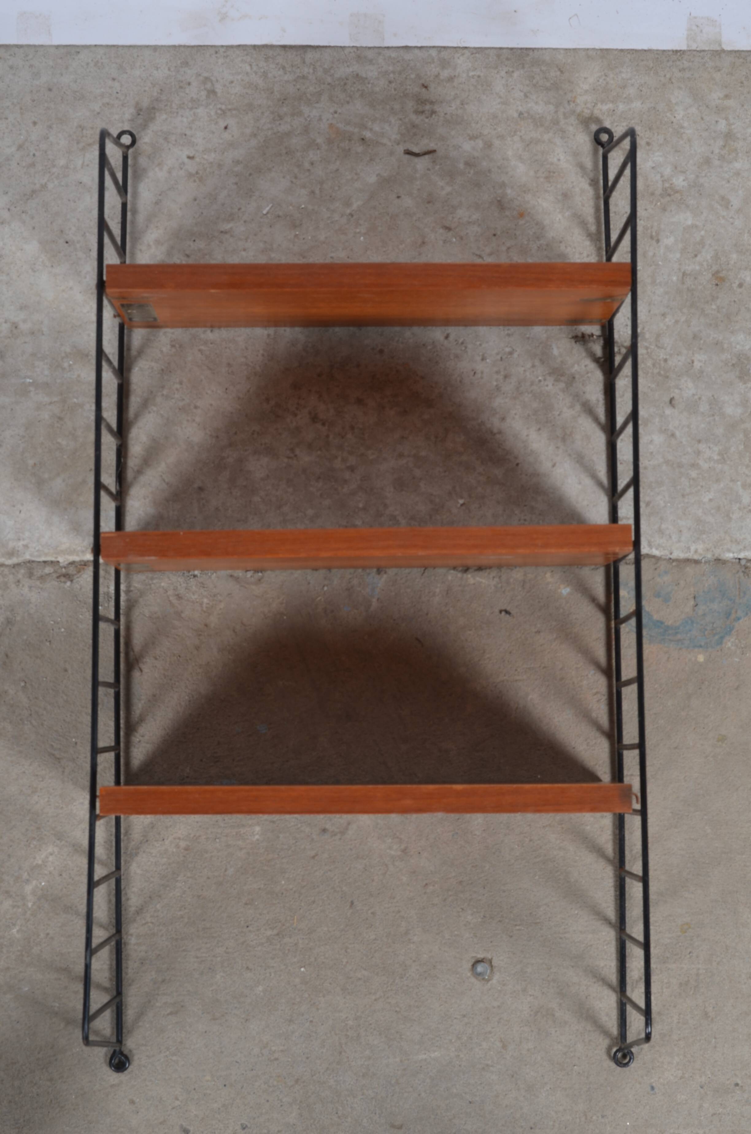 String shelves 3 wooden shelves