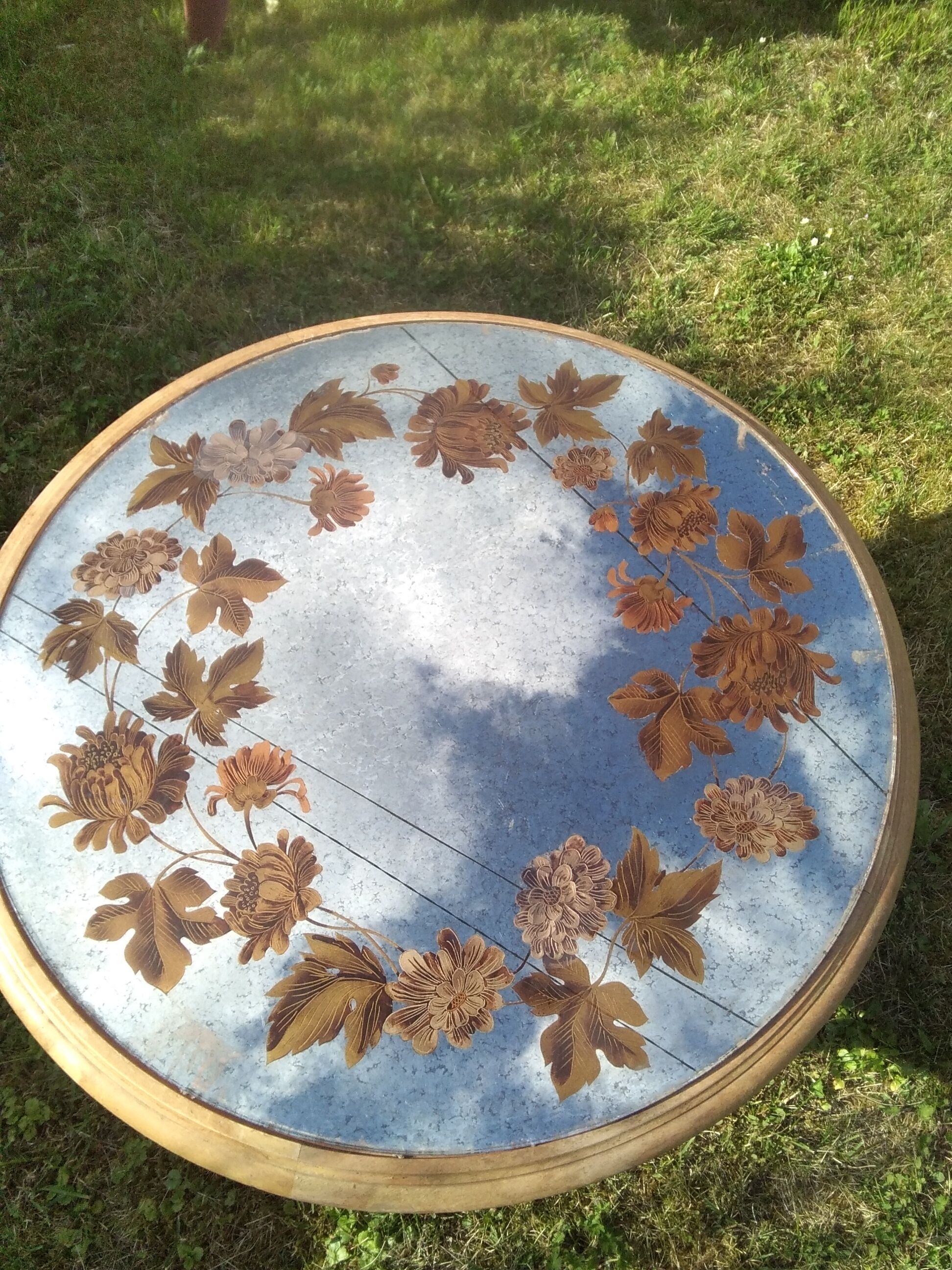 Round coffee table
